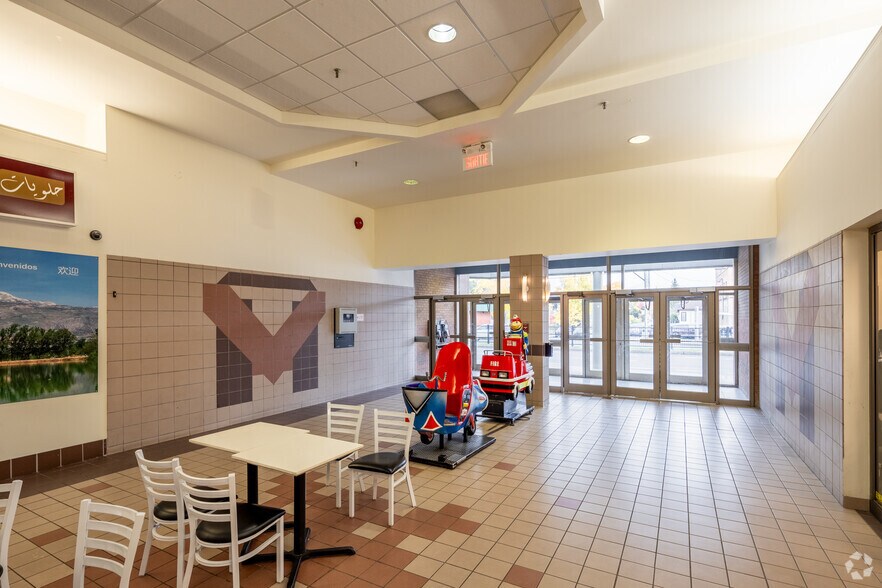 More Photos Of 740 Boul de la Côte-Vertu, Montréal Freestanding For Lease