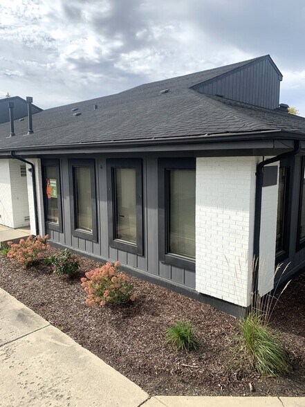 More Photos Of 17500-17516 S Carriageway Dr, Hazel Crest Office For Sale