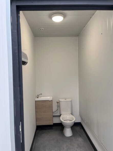 More Photos Of 62 Avenue D'Orleans, Beaugency Flex For Lease