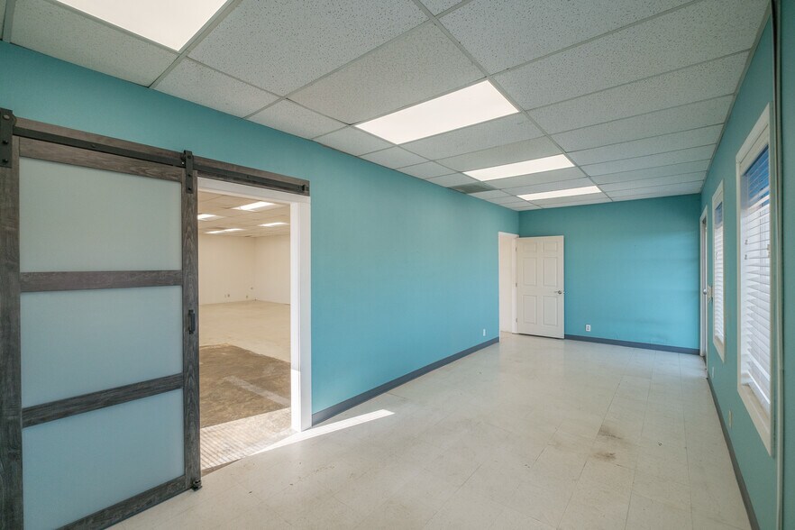 More Photos Of 500 Queen Ave SW, Albany Service For Sale