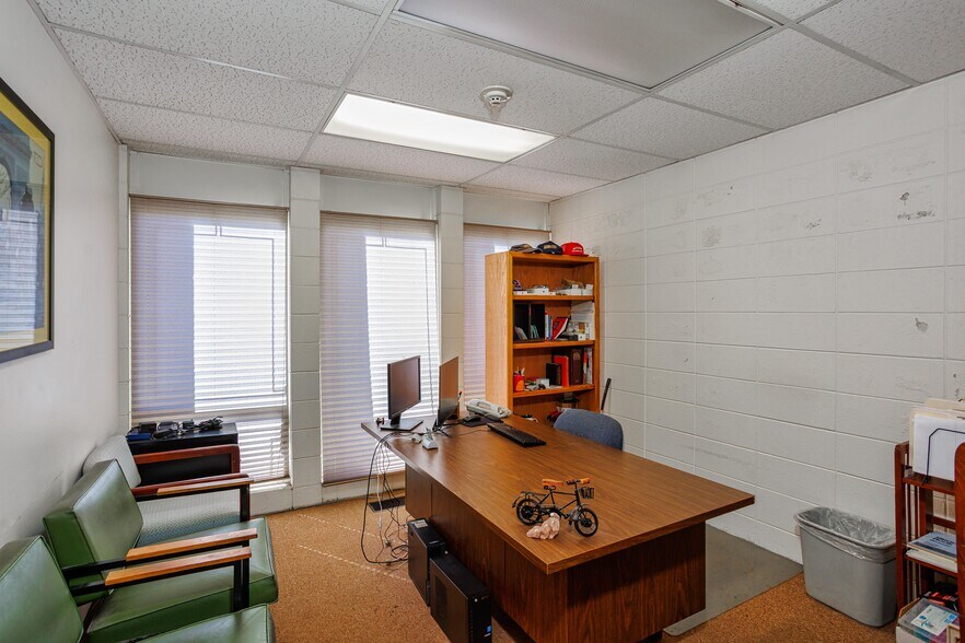 More Photos Of 835 SE 17th Ave, Portland Office For Sale