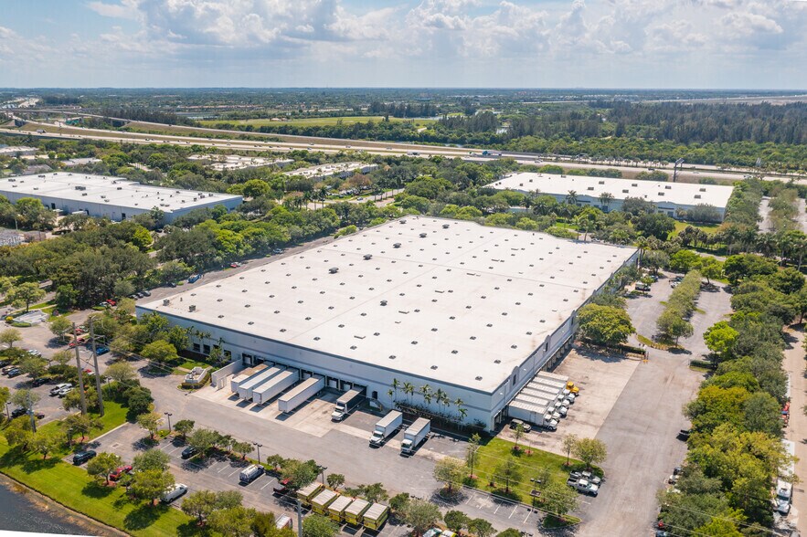 More Photos Of 800-900 International Pky, Sunrise Distribution For Lease