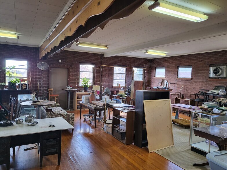 More Photos Of 212 S Broad St, Gastonia General Retail For Sale