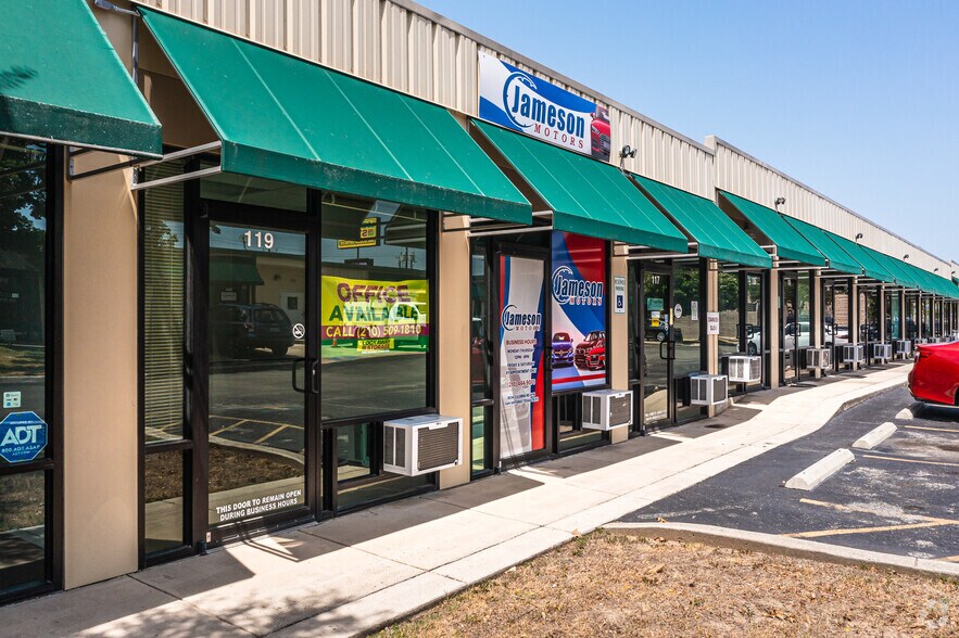 More Photos Of 8034 Culebra Rd, San Antonio Self Storage For Lease