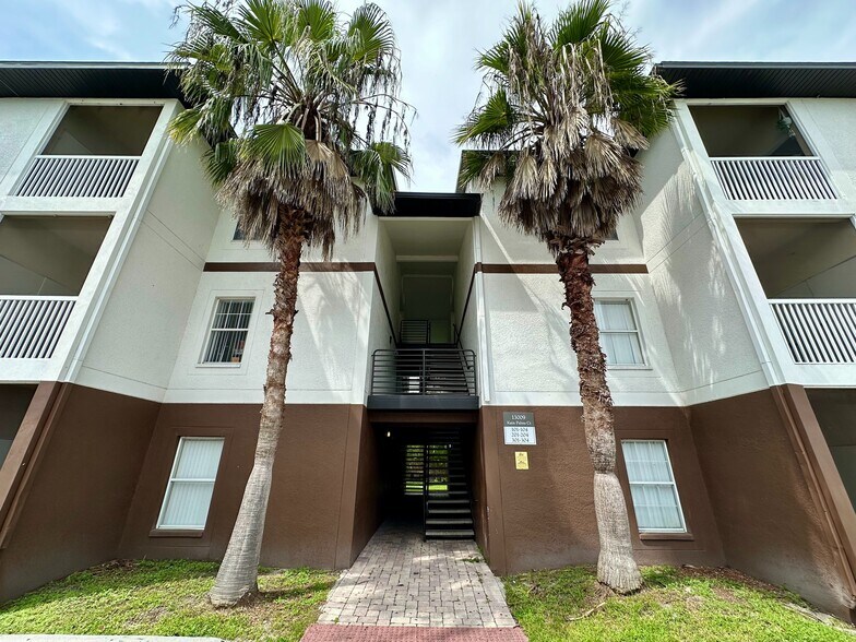 More Photos Of 13009 Kain Palms Ct, Tampa Dormitory For Sale