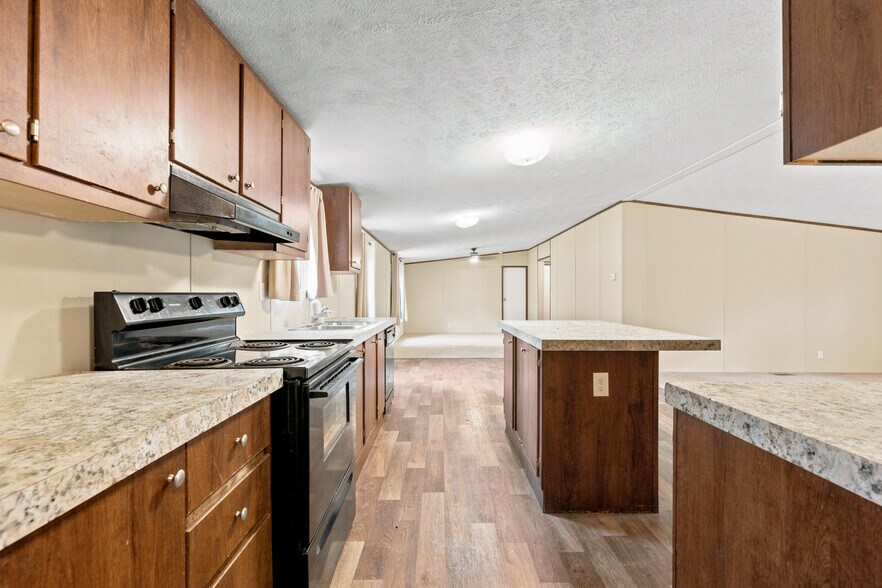 More Photos Of 7362 Washington Ave, Montgomery Flex For Sale