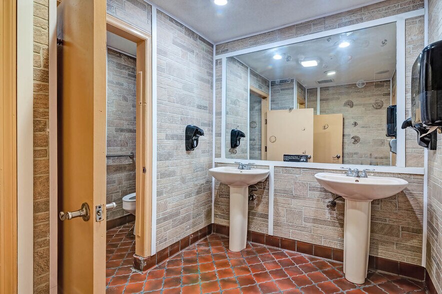 More Photos Of 1565 Marion-Waldo Rd, Marion General Retail For Sale