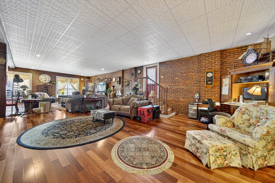 More Photos Of 109 7th Ave E, Springfield Flex For Sale