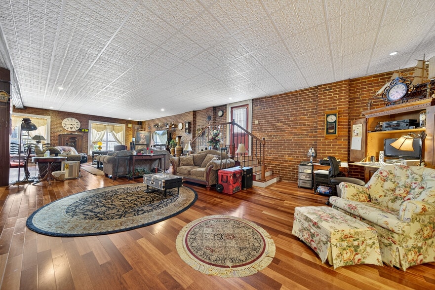More Photos Of 109 7th Ave E, Springfield Flex For Sale