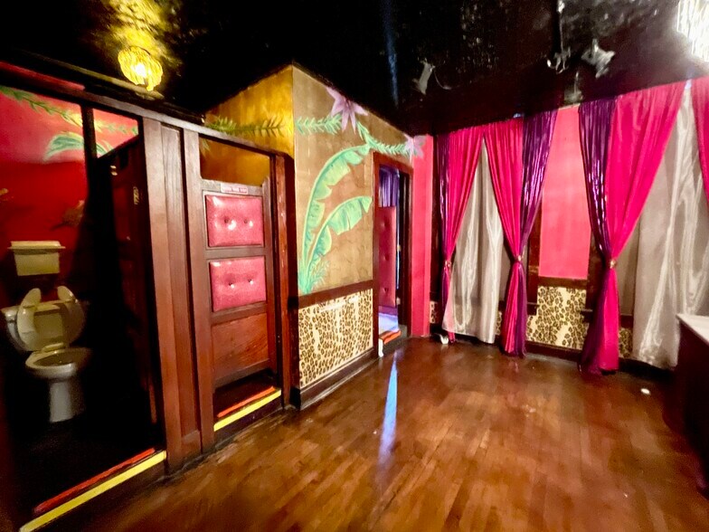 More Photos Of 209-211 E Chicago St, Elgin Bar For Sale