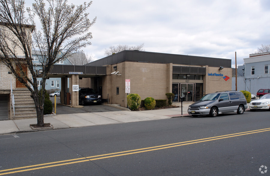 Primary Photo Of 937 Broadway, Bayonne Bank For Lease