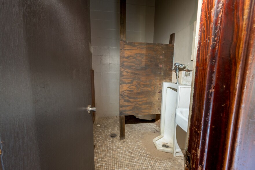 More Photos Of 19510 NE US Hwy 301, Waldo Storefront Retail Office For Sale