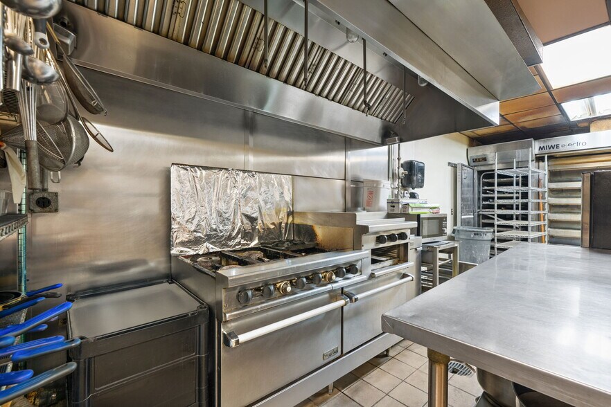 More Photos Of 2909-2911 E Commercial Blvd, Fort Lauderdale Storefront Retail Residential For Sale