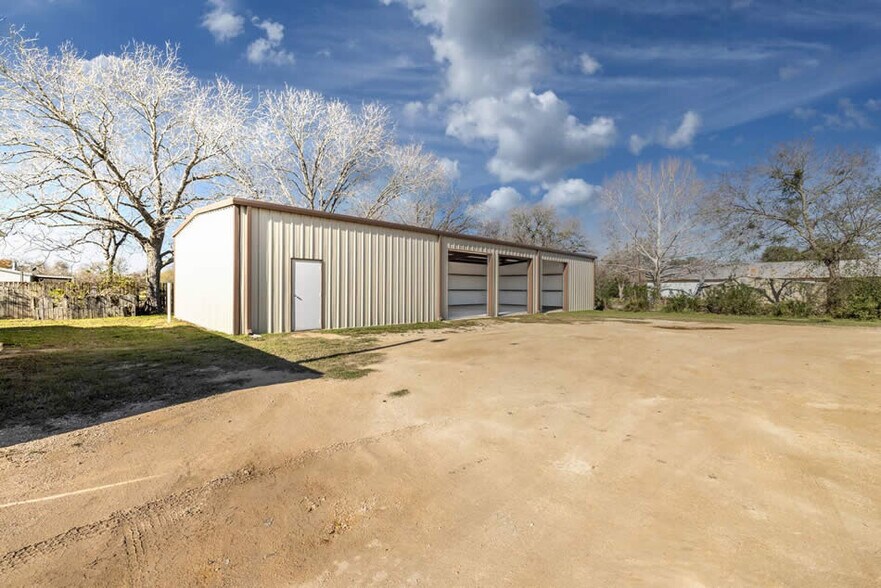 More Photos Of 713 N Riedel St, Yorktown Office For Sale