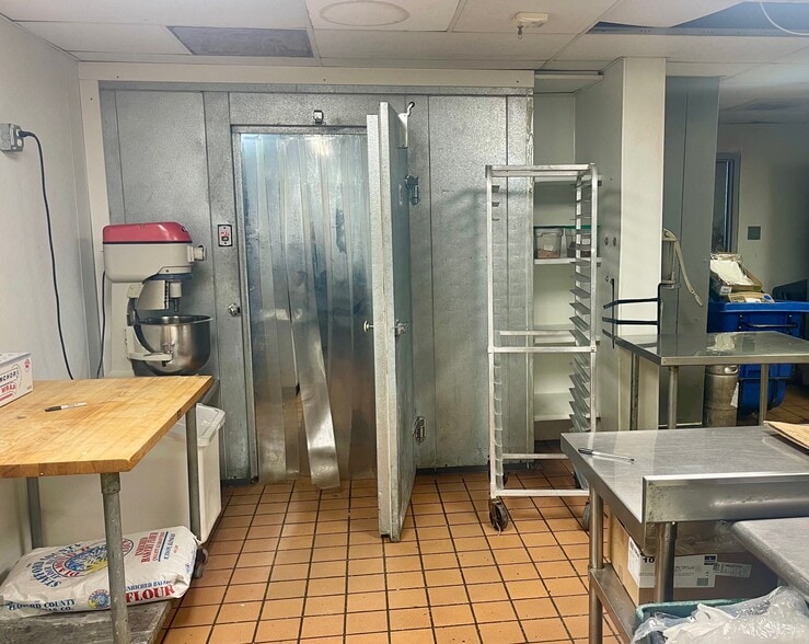 More Photos Of 4323 S Interstate 35, Austin Restaurant For Sale