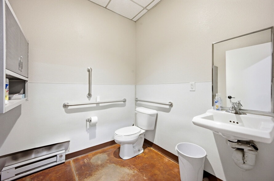 More Photos Of 7315 McClain Pt, Colorado Springs Warehouse For Lease