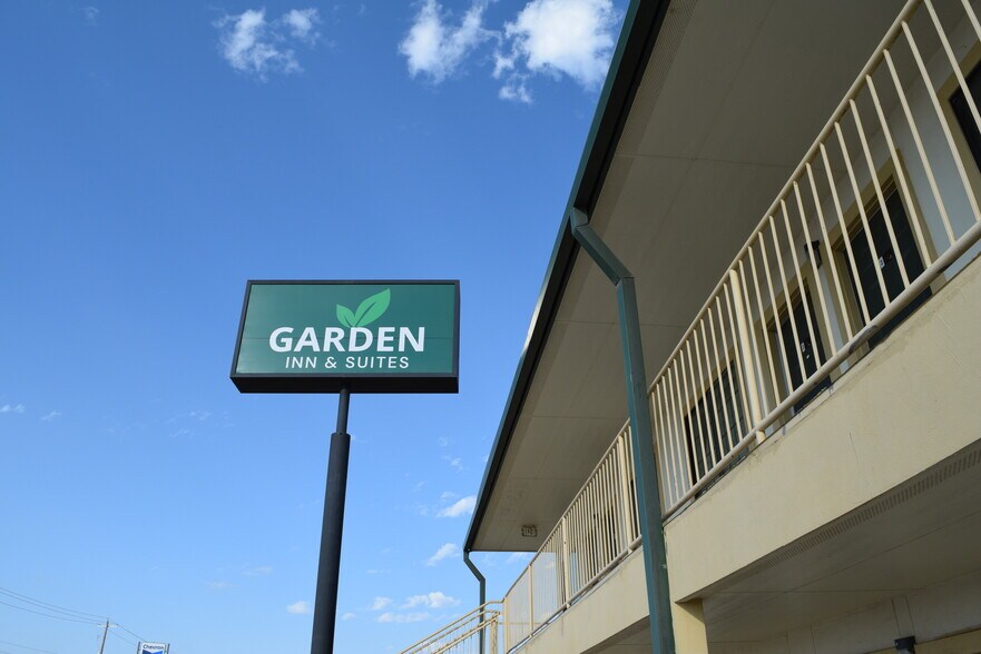 More Photos Of 229 S Interstate 35, Pearsall Hotel For Sale