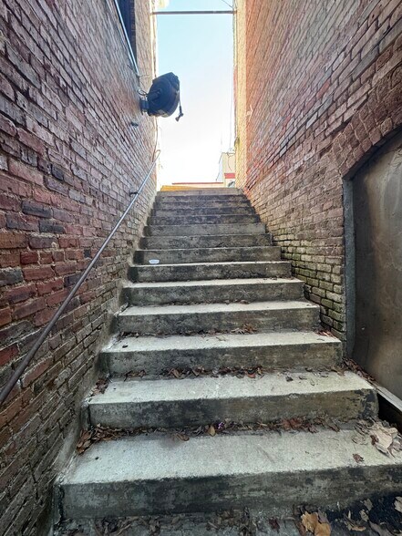 More Photos Of 320 Virginia Ave, Clarksville Specialty For Sale