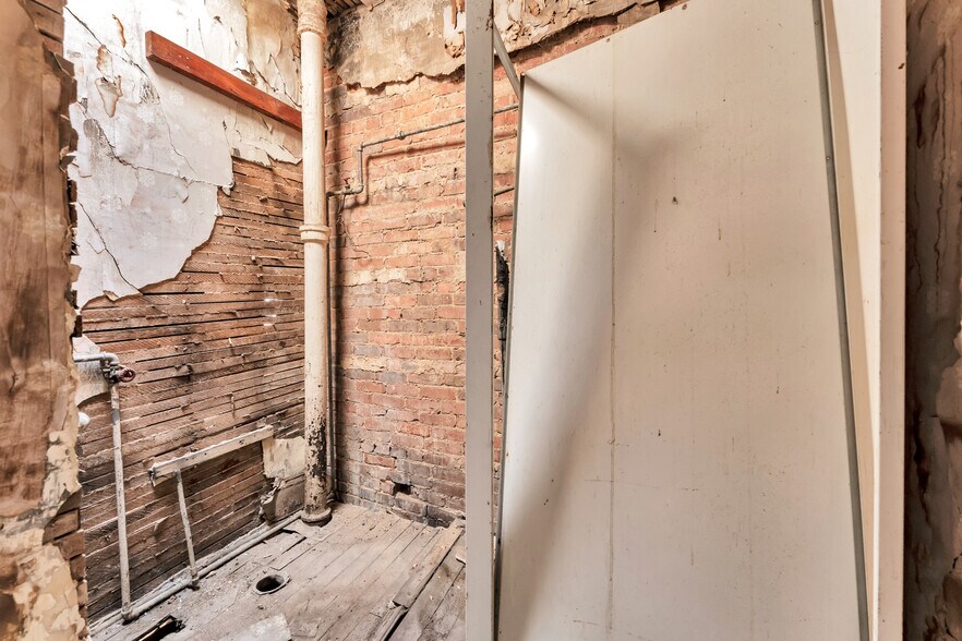 More Photos Of 504 W Commercial St, Springfield Storefront Retail Office For Sale