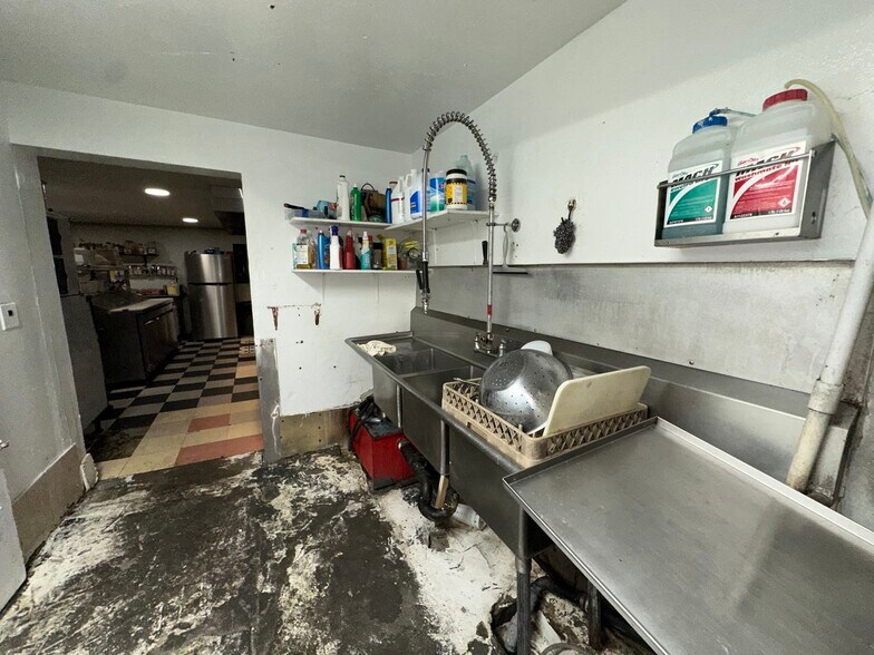 More Photos Of 295 S Broadway, Coos Bay Restaurant For Sale