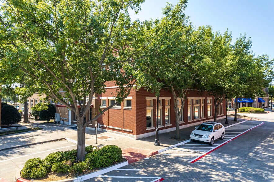 More Photos Of 300-900 Parker Sq, Flower Mound Unknown For Lease