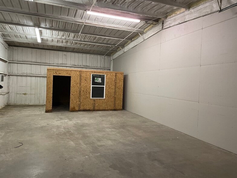 More Photos Of 220 S 1st St, Sanger Warehouse For Lease