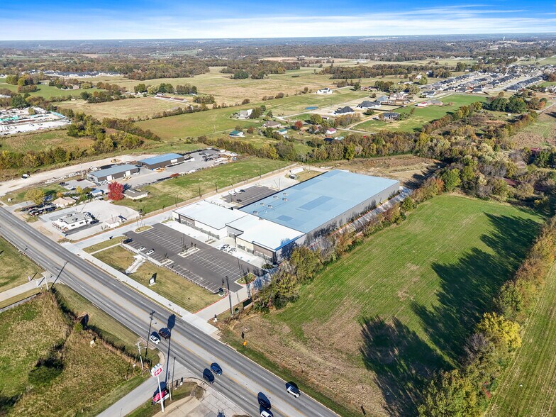 More Photos Of 516 W Henri de Tonti Blvd, Tontitown Industrial For Lease