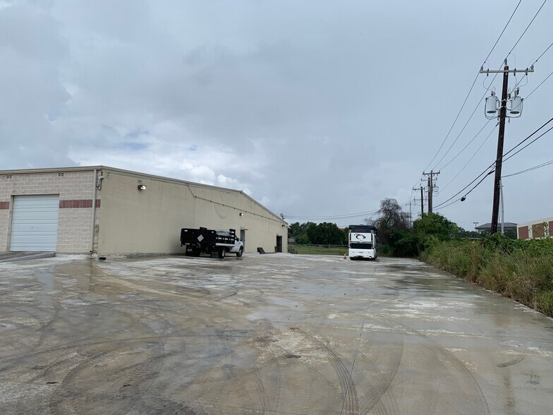 More Photos Of 12830 Cogburn Ave, San Antonio Light Distribution For Lease