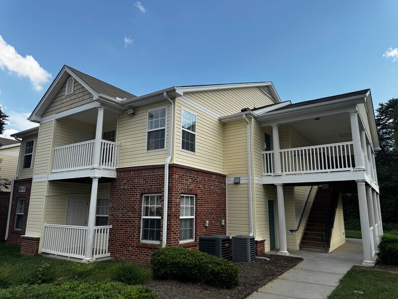 More Photos Of 2006 Oakbrook Ct, Reidsville Apartments For Sale