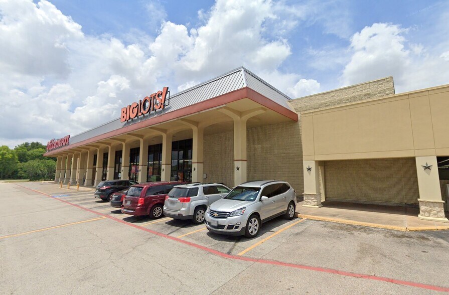 More Photos Of 2004-2032 N Main St, Pearland Unknown For Lease