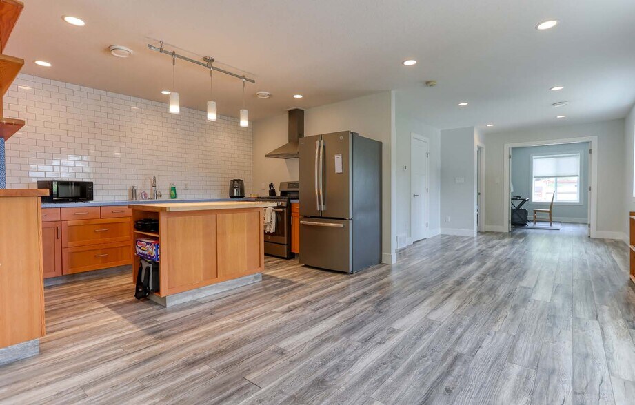 More Photos Of 495 Columbia Av, Castlegar General Retail For Sale