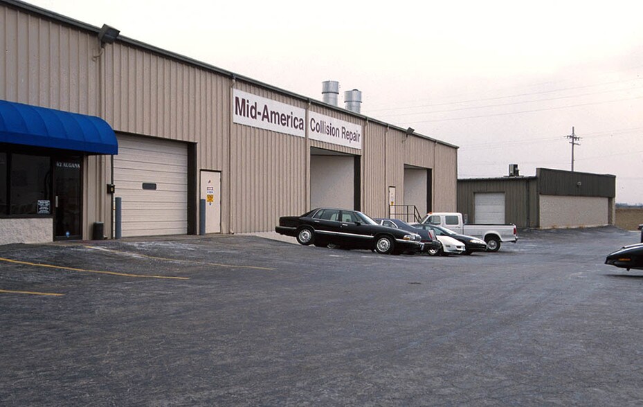 More Photos Of 4300-4372 N Service Rd, Saint Peters Showroom For Lease