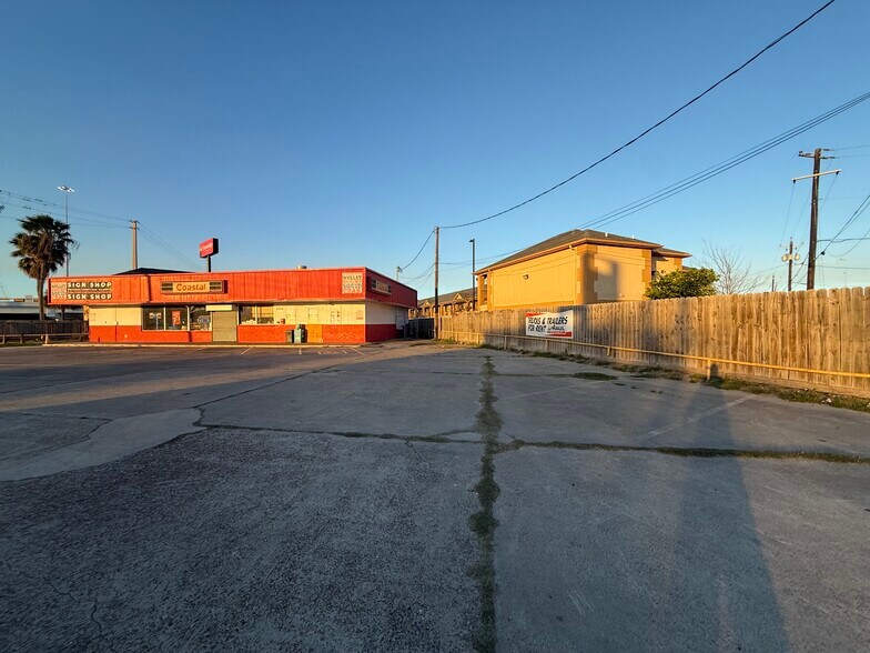 More Photos Of 2214 Leopard St, Corpus Christi Freestanding For Sale