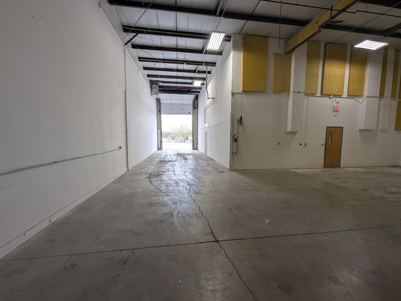 More Photos Of 3100 101st St, Urbandale Warehouse For Lease