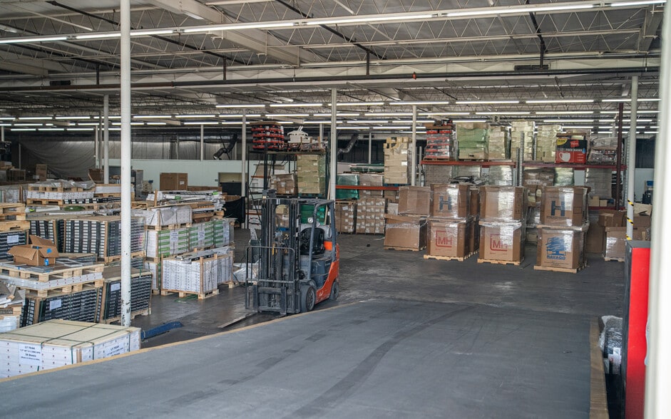 More Photos Of 5107 W University Blvd, Jacksonville Warehouse For Lease