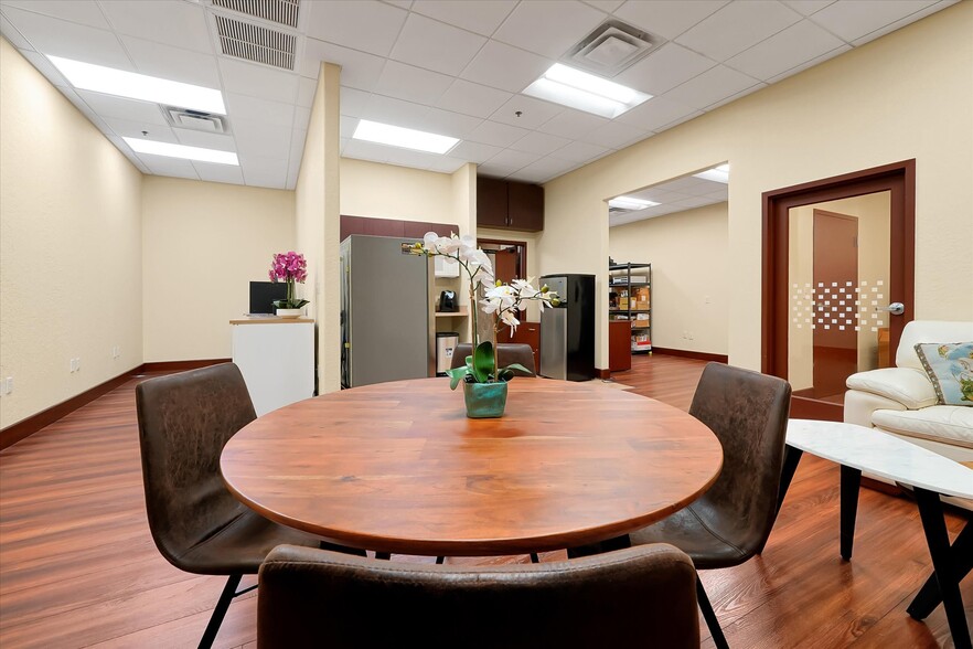 More Photos Of 8810 Commodity Cir, Orlando Showroom For Lease