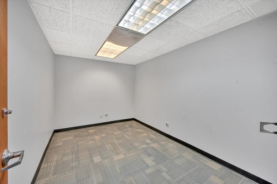 More Photos Of 8837 Lyndon St, Detroit Warehouse For Sale