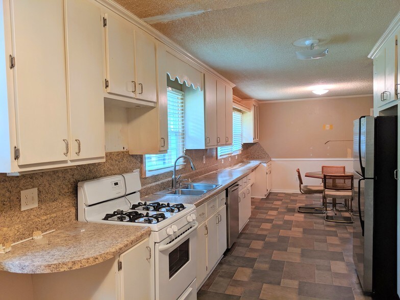 More Photos Of 104 Round Knob Rd, Lexington Office For Sale