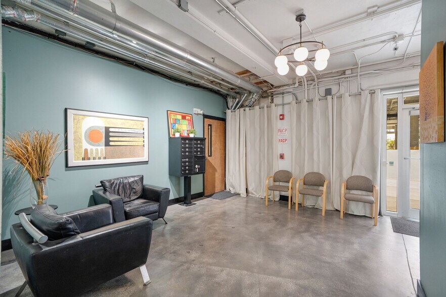 More Photos Of 1962 Main St, Sarasota Office For Sale