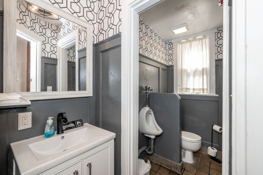 More Photos Of 2015 Madison rd, Cincinnati Storefront Retail Residential For Lease