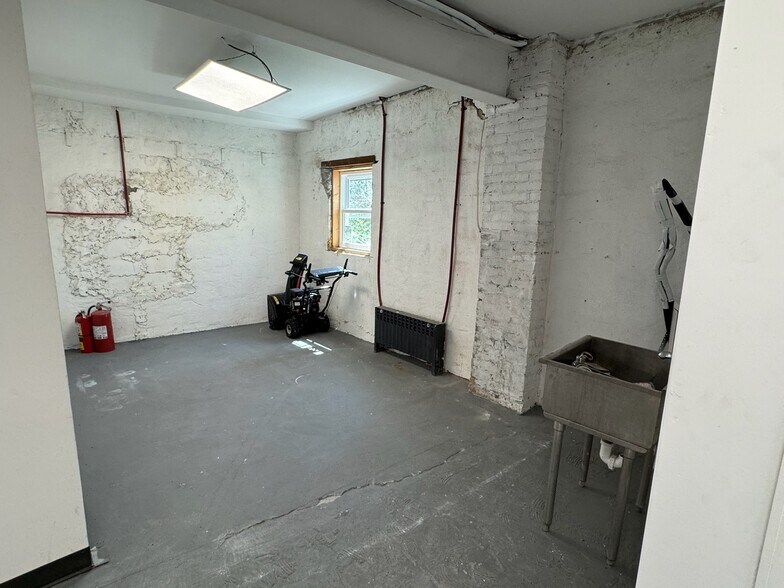 More Photos Of 244 Maple Pl, Mineola Warehouse For Lease