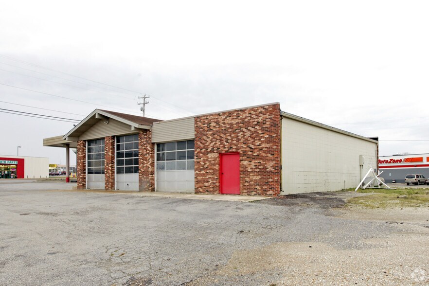 More Photos Of 845 W Washington St, Marshfield Auto Repair For Sale