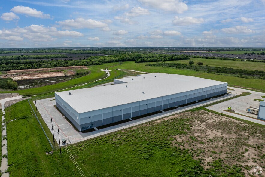More Photos Of 5477 Business Park Dr, Rosenberg Warehouse For Lease