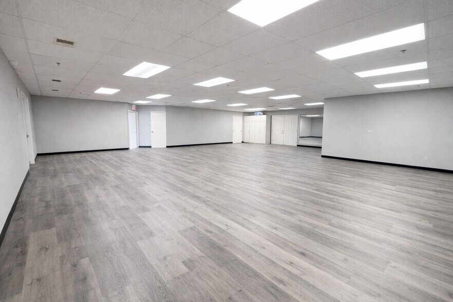 More Photos Of 610-642 Anthony Trl, Northbrook Light Distribution For Sale