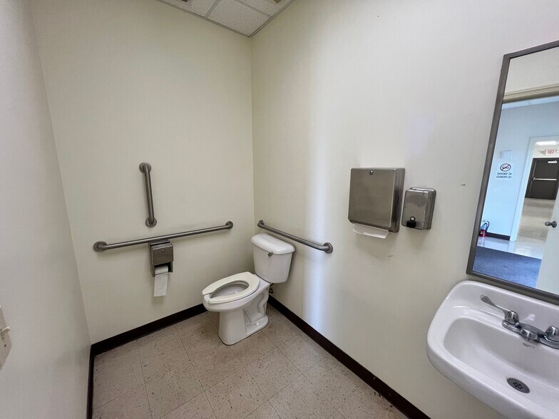 More Photos Of 86 Coraopolis Rd, Coraopolis Medical For Sale