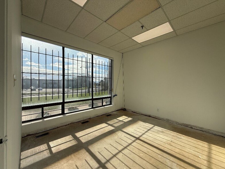 More Photos Of 72-80 Rolark Dr, Toronto Showroom For Lease