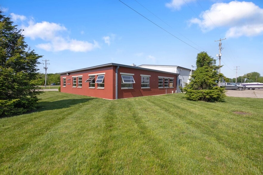 More Photos Of 7878 Gull Rd, Richland Warehouse For Lease