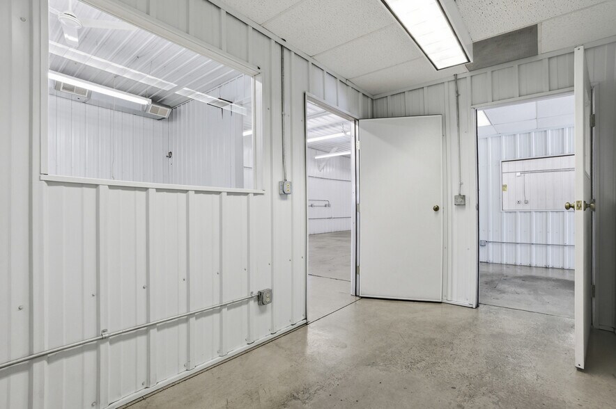 More Photos Of 15652 200th St, Hutchinson Flex For Lease
