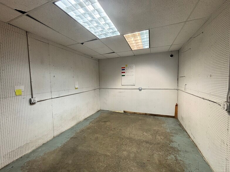 More Photos Of 2618 Cherry Ave NE, Salem Industrial For Sale
