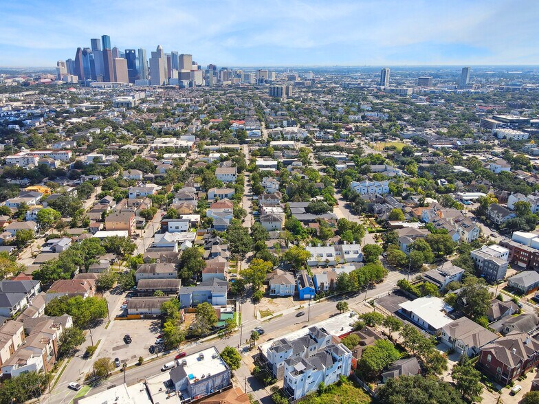 More Photos Of 2100 Waugh Dr, Houston Unknown For Lease